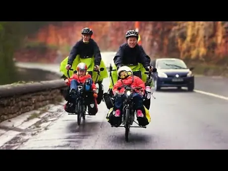Damien, Emilie et leur 2 enfants parcourent l'Europe à vélo